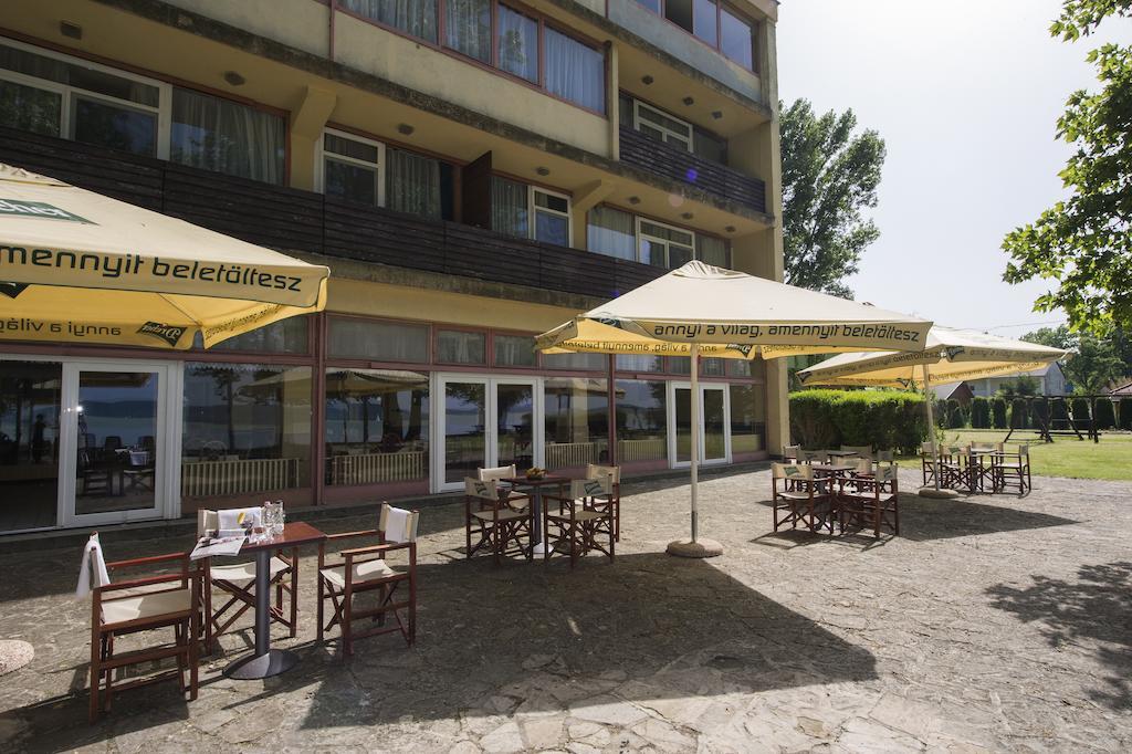 Familia Hotel Балатонбоглар Экстерьер фото