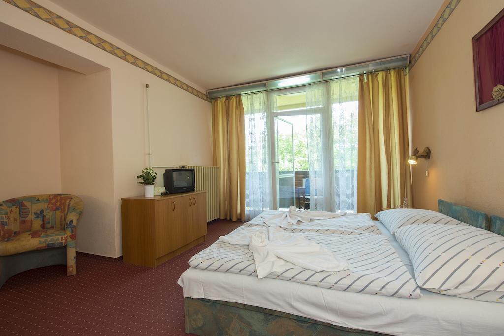 Familia Hotel Балатонбоглар Экстерьер фото