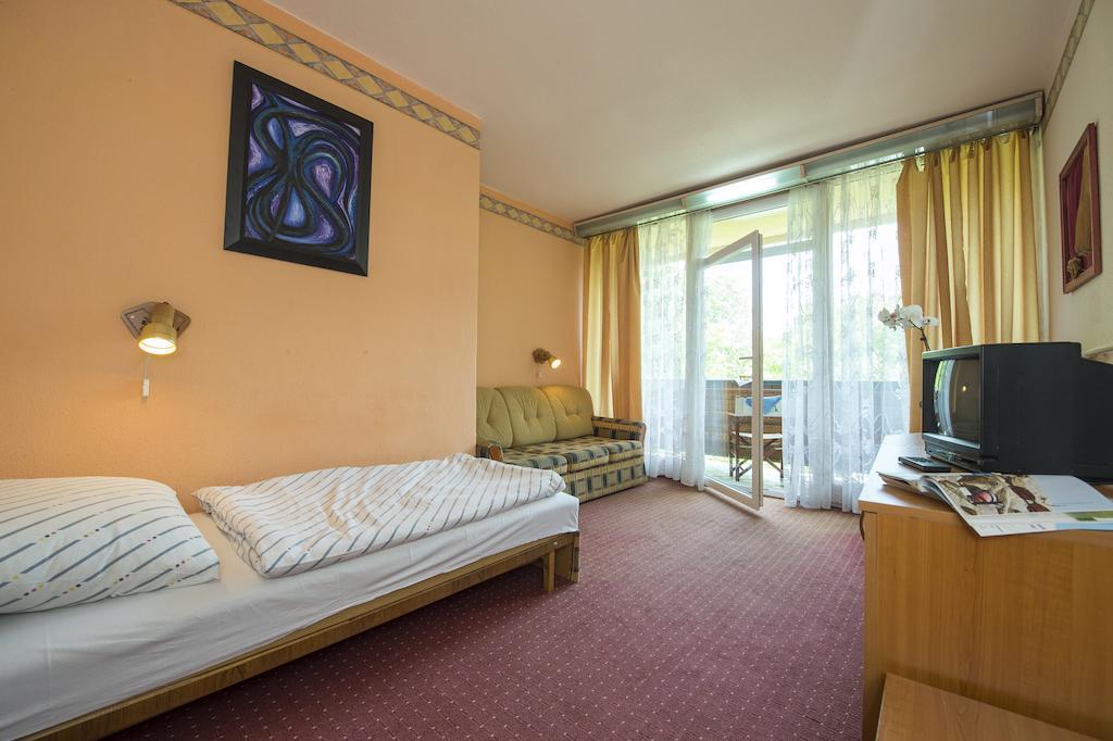 Familia Hotel Балатонбоглар Экстерьер фото