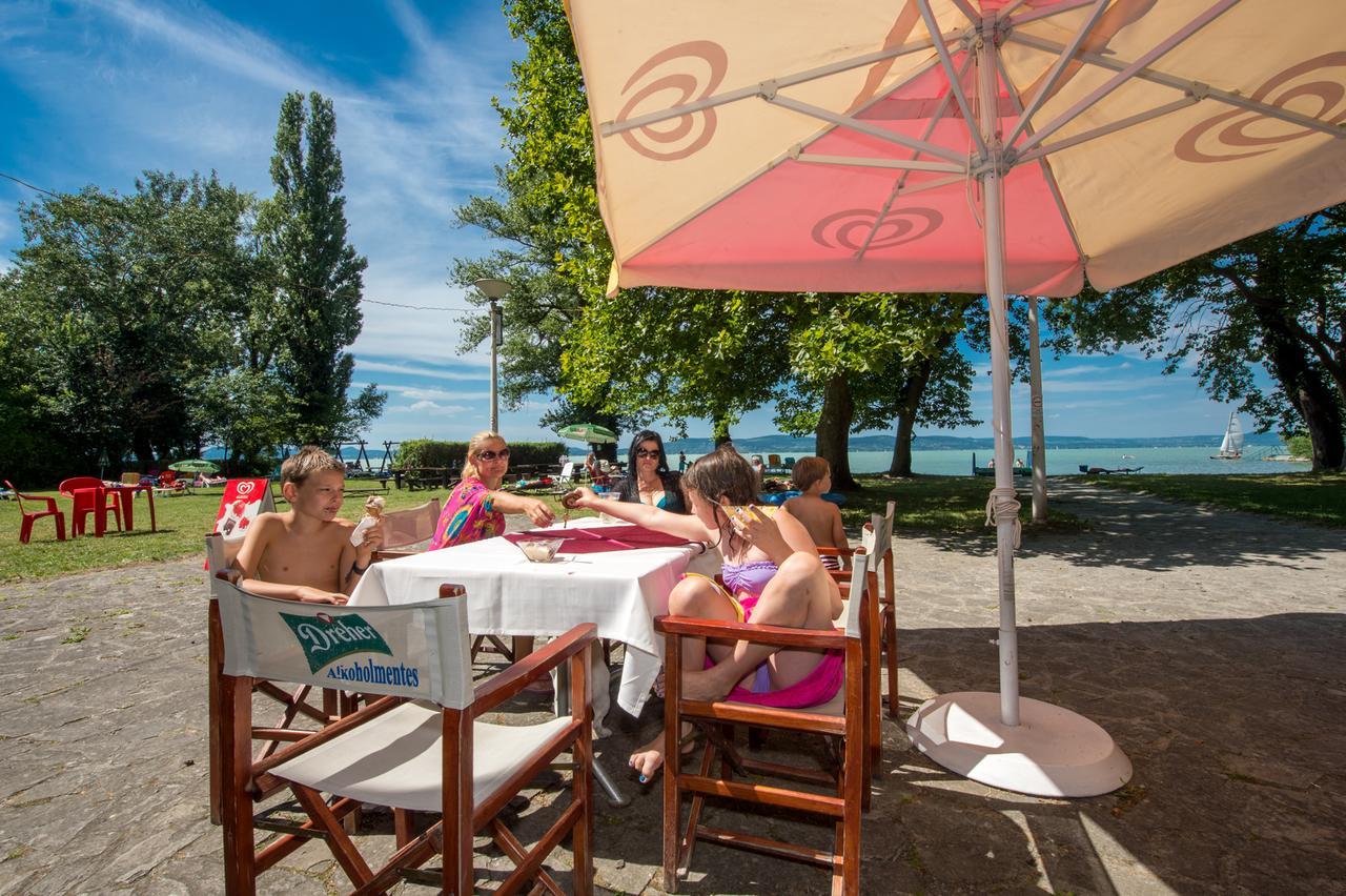 Familia Hotel Балатонбоглар Экстерьер фото